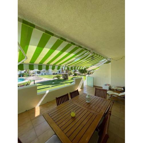 Casa adosada con porche, piscina y pista de pádel, junto al campo de golf