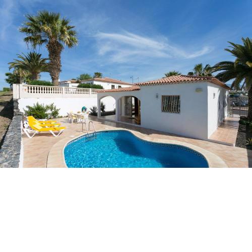 CASA AMARILLA sunny holiday home with heated pool