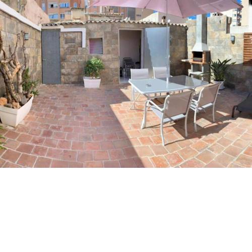 Casa antigua reformada junto al mar