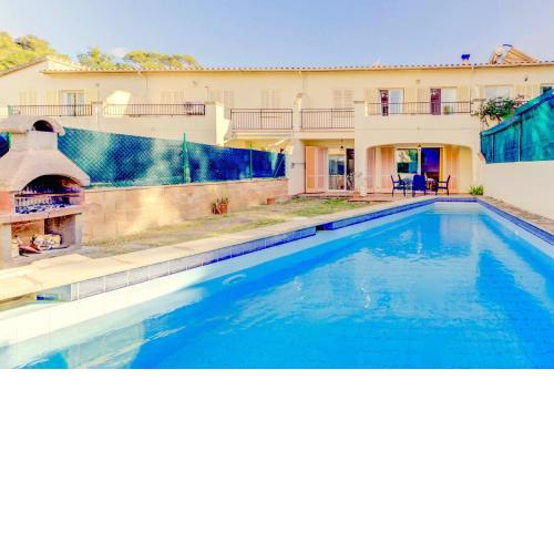 Casa Aria -Spacious Villa steps away from beach