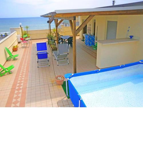 Casa Bella ATTICO FRONTE MARE con PISCINA