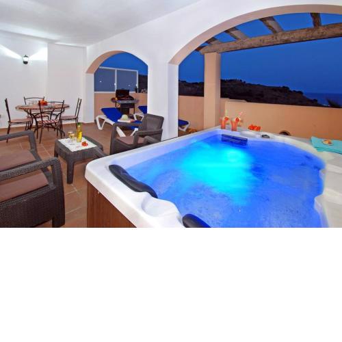 Casa Bellavista, 10 MINS DRIVE TO BEACH, SEA VIEWS, JACUZZI, WIFI!