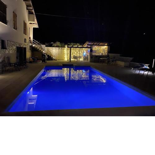 Casa Carolina - Villa/Pool with Bar, 5 bedrooms, 3 bathrooms, Great For Groups.