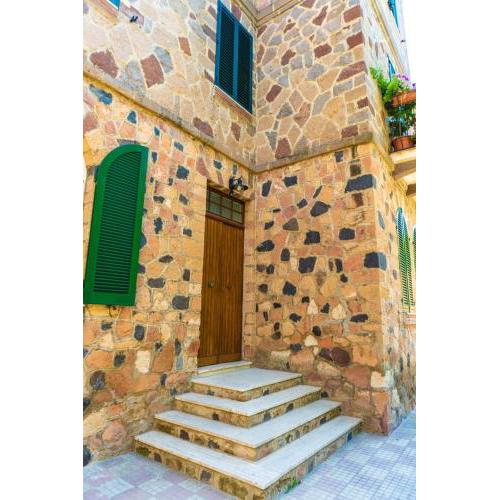 Casa castello, indipendente in stile catalano, al centro di Alghero.