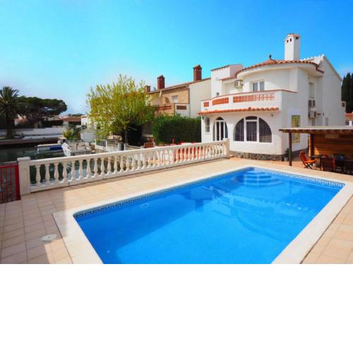 Casa con 4 dormitorios con piscina y amarres privados ref 354