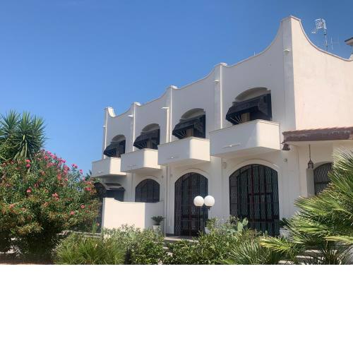 Casa con finestra che vede il mare