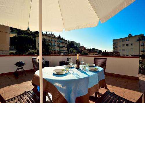 Casa con grande terrazza, AC, wifi, posto auto e vicino al mare