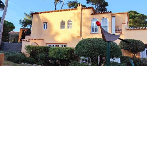 Casa con jardín a 30 metros de la playa. AT.