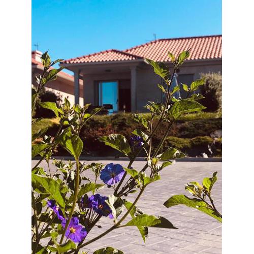 Casa con jardín al lado de Playa Hío