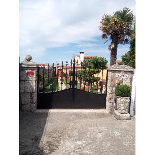 Casa con jardín en primera línea de playa