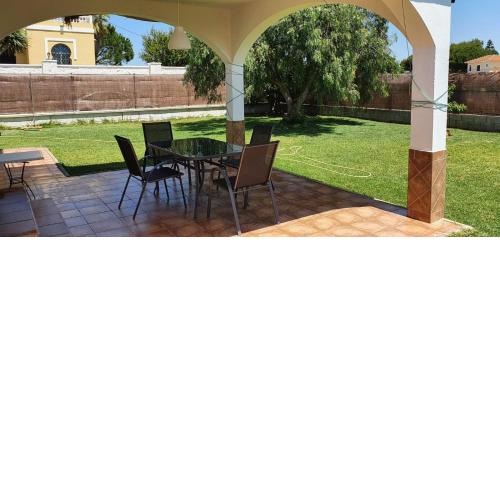 Casa con jardín privado cerca de la playa, para descansar y relajarse