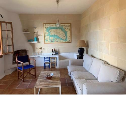 Casa con jardin ,vistas al mar y atardecer en Playas de Fornells
