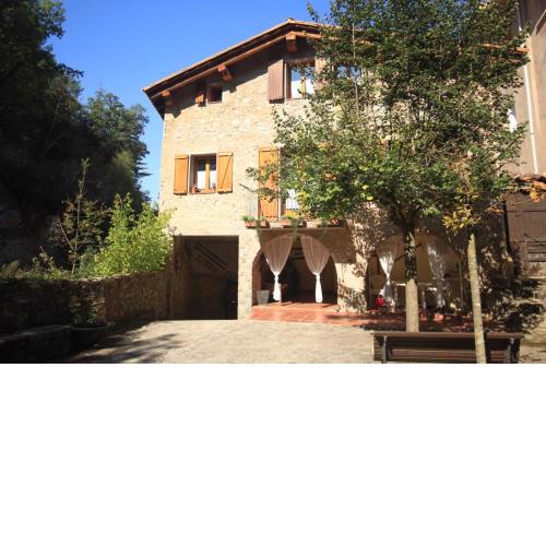 Casa con jardín y cascada natural