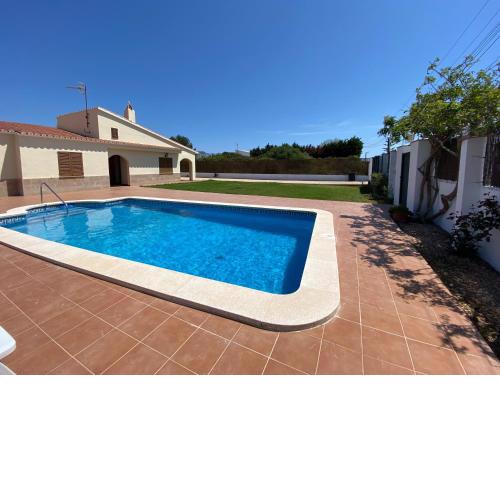 Casa con piscina muy cerca del mar