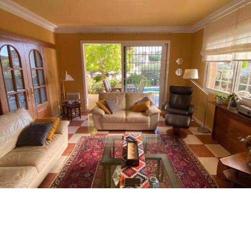 Casa con piscina privada, jardín y BBQ