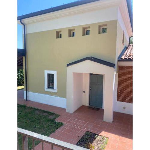 Casa con piscina privata e campo da tennis