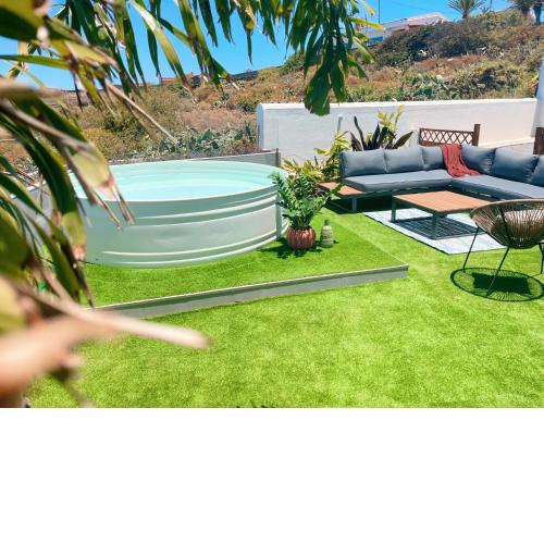 Casa con piscina y jardín con vistas al mar