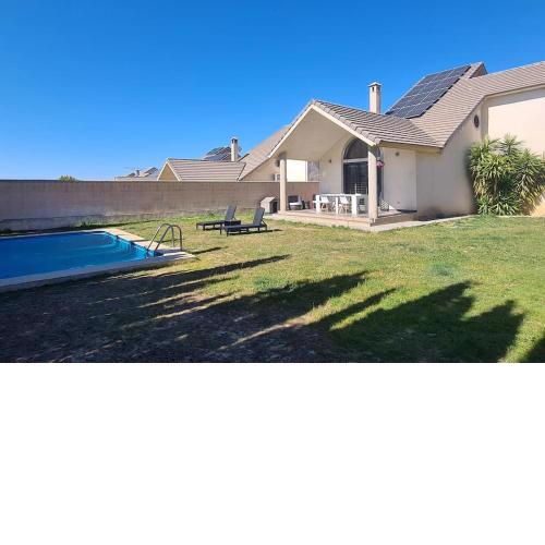 Casa con piscina y jardín.