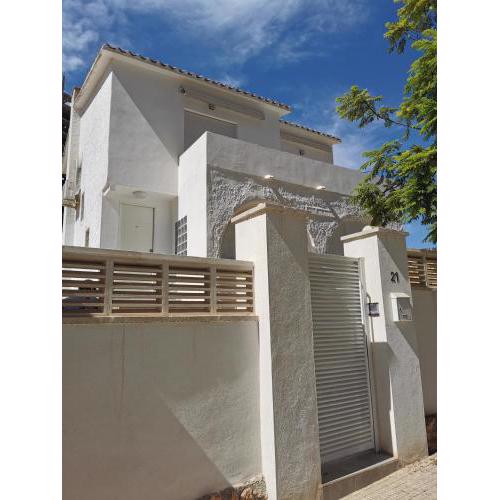 Casa con terreno privado y parking compartido - a 800m de Playa Poniente