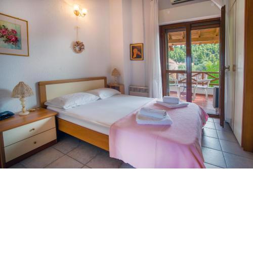 Casa Costa for 7 guests near Fourka beach