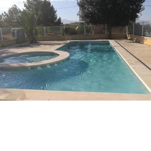 Casa de campo muy grande, con piscina y pistas