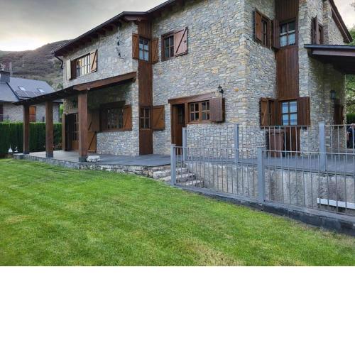 Casa de fusta al cor dels Pirineus