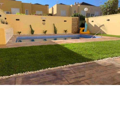 CASA DE LUJO CON PISCINA a 5 minutos andando del recinto ferial