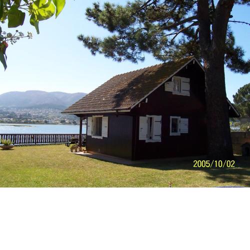 Casa de Madera Sobre el Mar