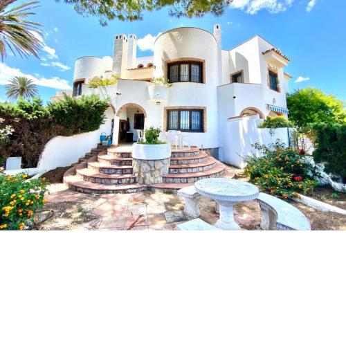 Casa de Mont-roig delante de la playa