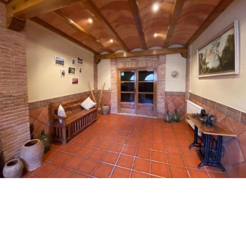 Casa de pueblo con merendero y chimenea.