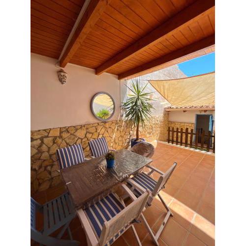Casa de pueblo con patio amplio, cerca de la playa
