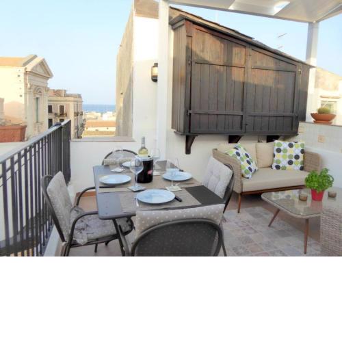 Casa Dei Nonni - Terraced Apartment With sea Views in Ortigia, Syracuse