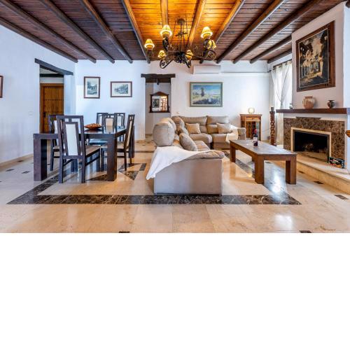 Casa del arbol acogedora casa rural con pisicina