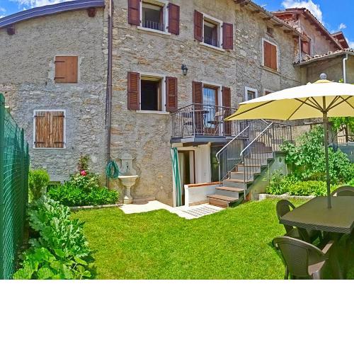 Casa del Borgo Pregasio Garden and view by Gardadomusmea