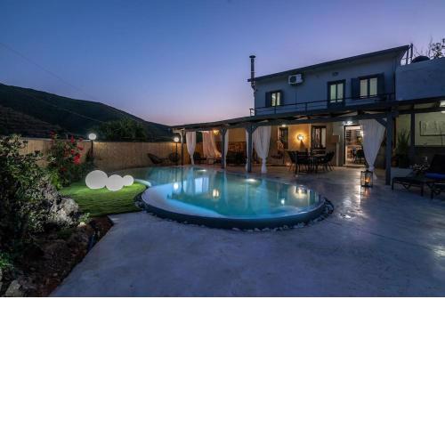 Casa Del Miele, private pool, BBQ, mountain view.