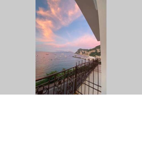 Casa di charme panoramica a Capri sulla spiaggia.