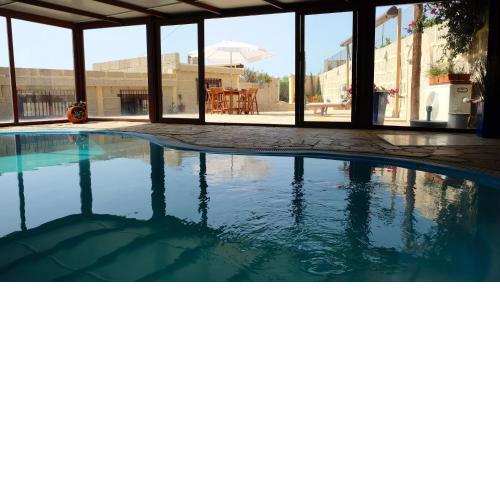 Casa en finca de uva con piscina privada, cubierta y climatizada
