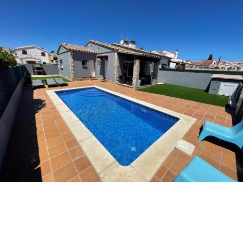 Casa en L Escala con piscina y WIFI free