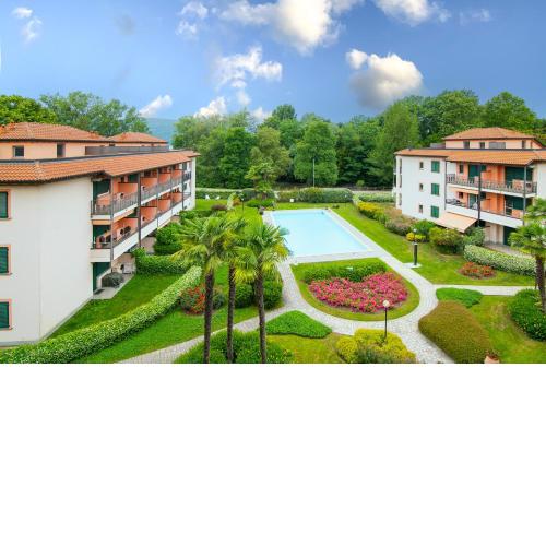 Casa Fiorita Pool and Lake