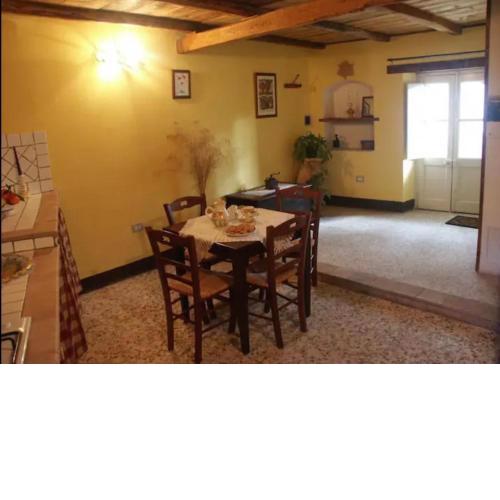 casa gialla in stile siciliano vicino Etna e Taormina