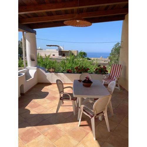 Casa Il Girasole, panoramica e a pochi passi dal centro di Malfa