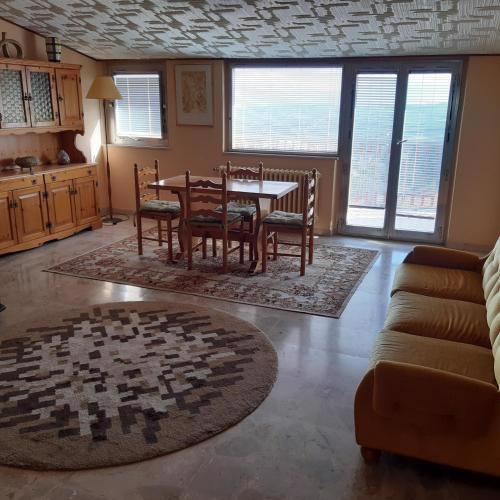 casa in collina con vista montagne