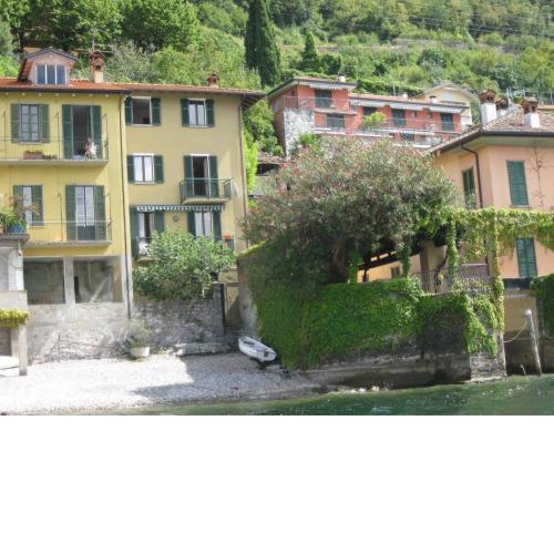 CASA IN RIVA AL LAGO