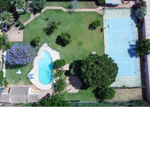 Casa independiente con piscina y pista deportiva privadas