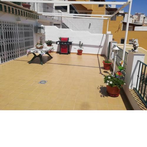 Casa independiente en San de los Terreros Con estupenda terraza, a dos minutos a pie de las playas Mar Serena y Calipso