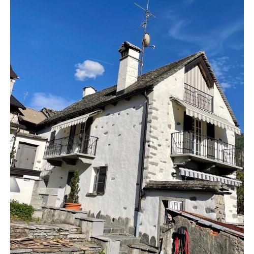 Casa indipendente con camino e mansarda.