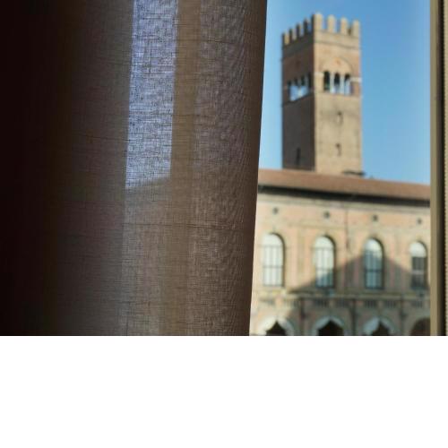 Casa Isolani, Piazza Maggiore