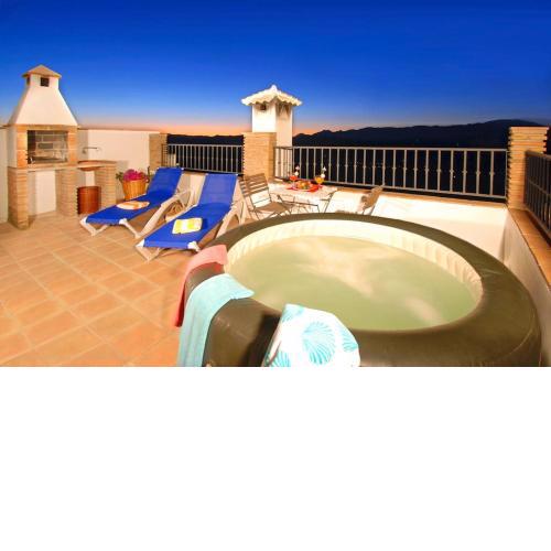 Casa Jose Comares -Beautiful village house- PRIVATE JACUZZI-views-BBQ-aircon-WIFI