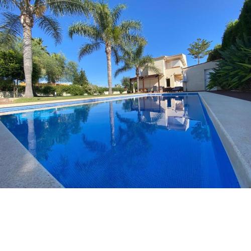 Casa junto al mar con jardín