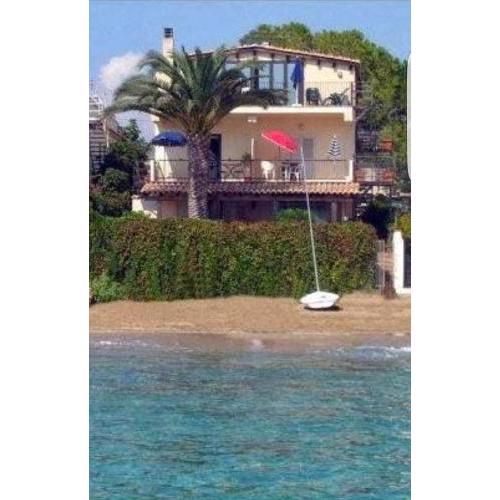 Casa la conchiglia sulla spiaggia